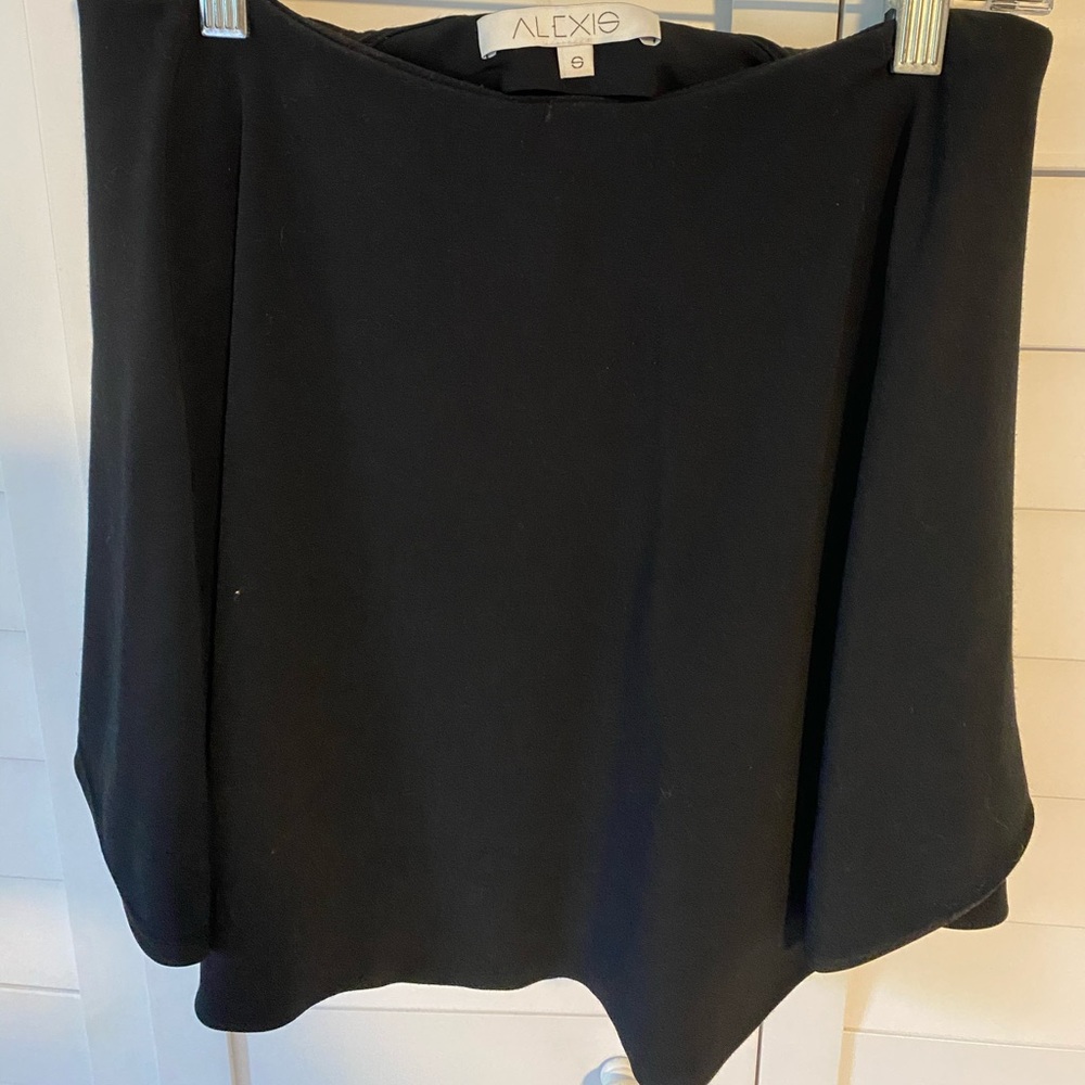ALEXIS black strapless flowy top